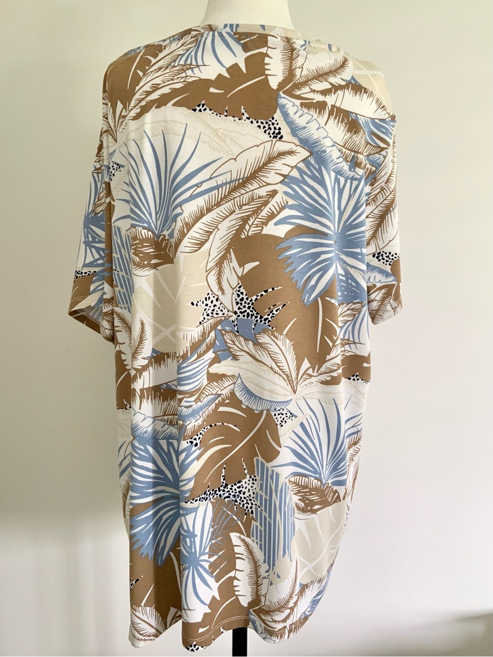 Dex tropical v-neck Tee - Picture 4 of 10